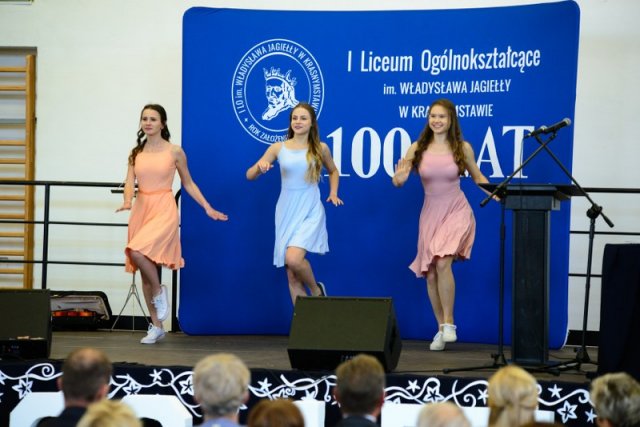 Jubileusz 100-lecia Szkoły - „Wspomnień czar” - część artystyczna podczas uroczystych obchodów Jubileuszu Szkoły